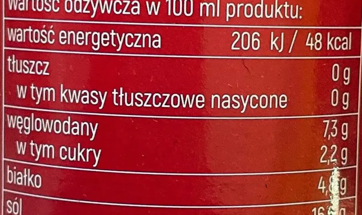 Etykieta z informacją o wartościach odżywczych sosu sojowego: 48 kcal w 100 ml. Zawiera węglowodany, białko i sól.