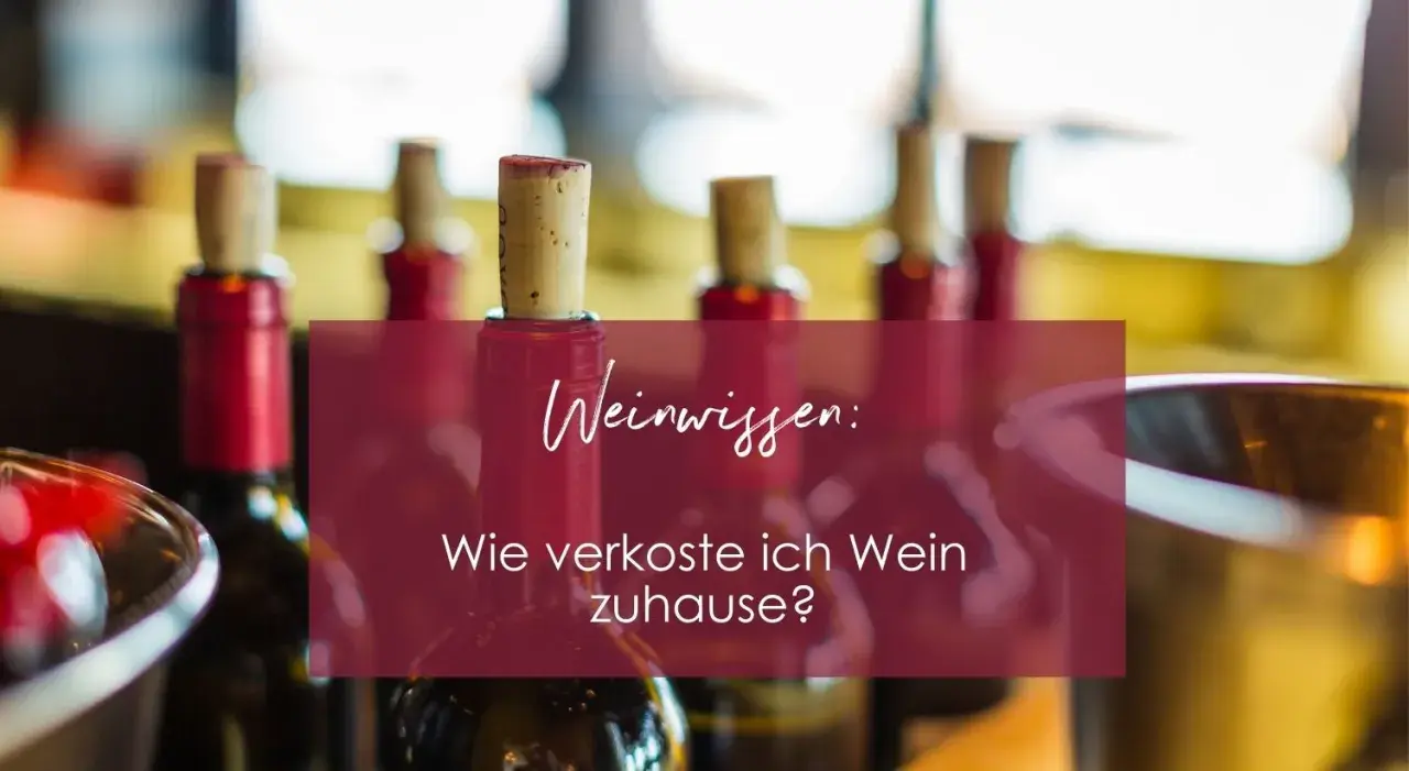Flaschen mit Korken und Gläser im Hintergrund. Der Text "Weinwissen: Wie verkoste ich Wein zuhause?" erklärt die Bedeutung der Weinverkostung.