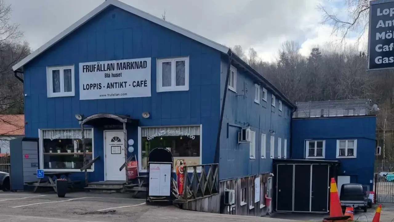 Blå huset i Stockholm, en loppis med antikviteter och café. Perfekt för en dag på flohmarkt Stockholm!