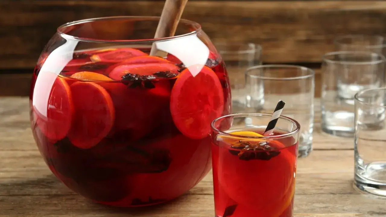 Aromaticzny poncz z pomarańczą i gwiazdkami anyżu, idealny na zimowe wieczory. Ten przepis na poncz zachwyci każdego!