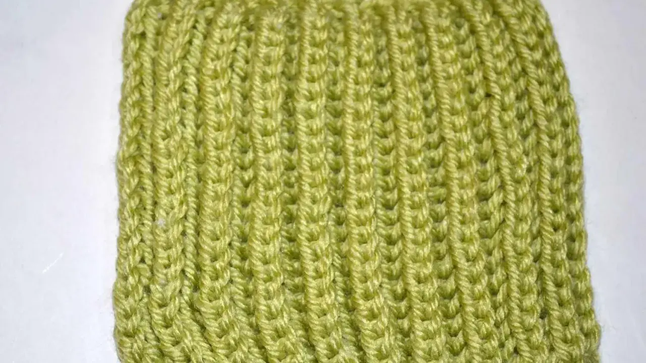 Muestra de tejido verde lima con puntada brioche, creando un patrón acanalado y texturizado.