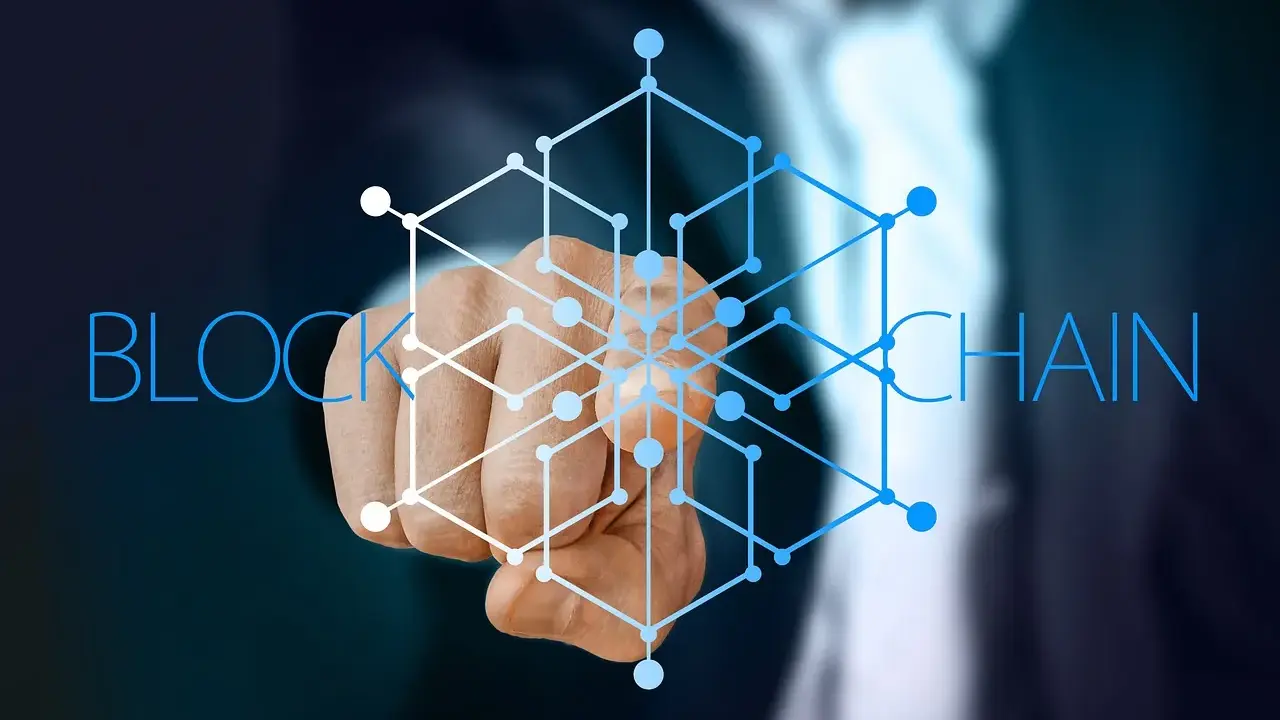 Dłoń wskazująca na sieć połączonych węzłów, symbolizującą blockchain w logistyce.