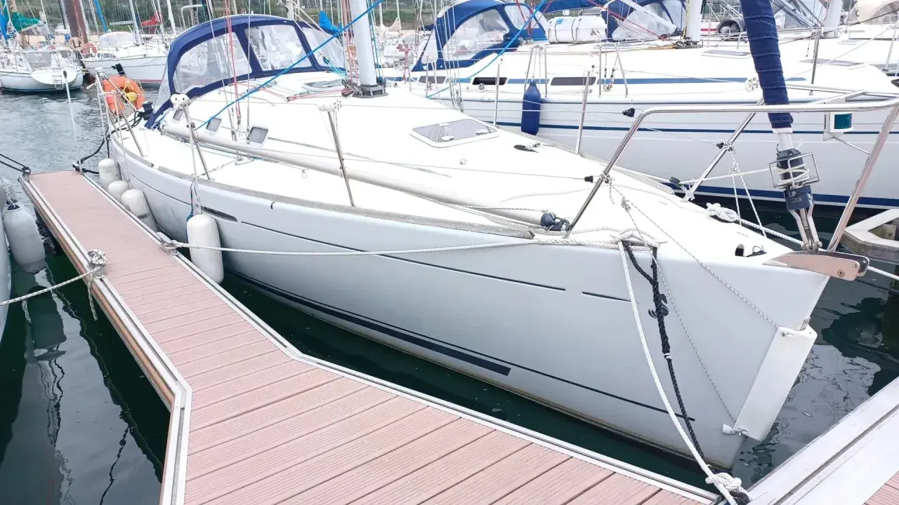 Voilier blanc amarré, prêt pour l'aventure. La première 31.7 fiche technique promet de belles navigations.
