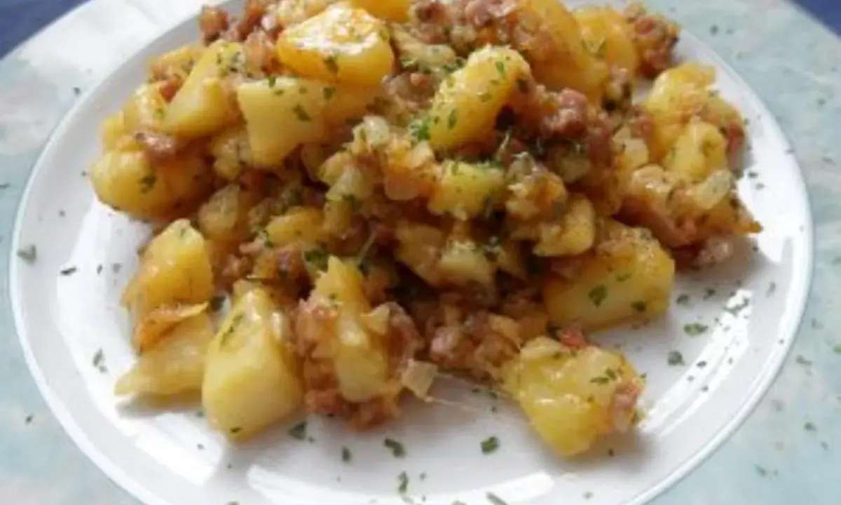 Herzhaftes Kartoffelgericht mit Speck und Petersilie, perfekt als deftiges Essen am Aschermittwoch.