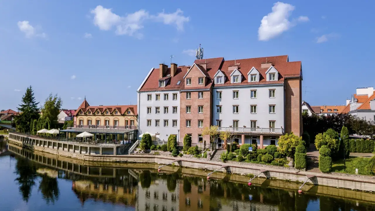 Idealne miejsce, gdzie na Mazury we dwoje. Hotel nad wodą z tarasem i pięknym widokiem.
