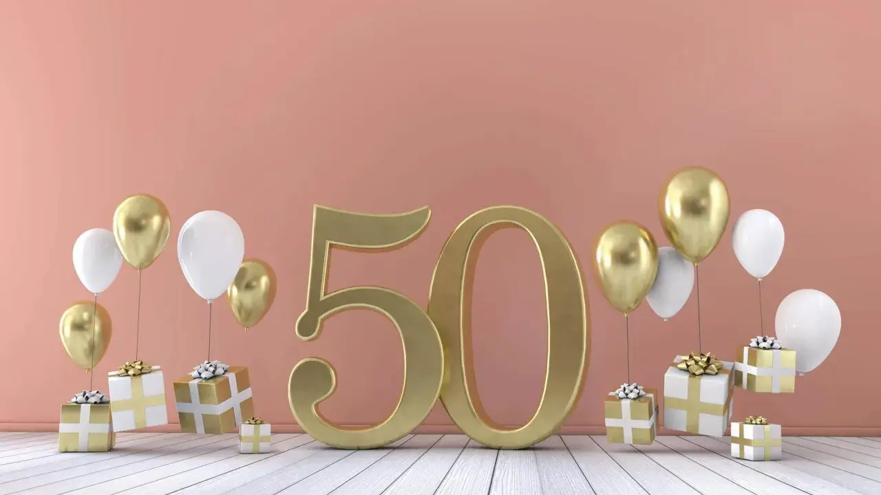 Złota liczba 50 otoczona balonami i prezentami. Idealne tło na życzenia na 50 urodziny.