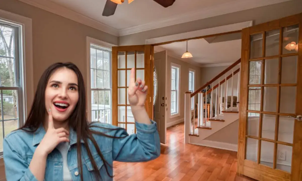 Ragazza entusiasta indica le porte interne con vetro, perfette per rinnovare casa con stile e luminosità.