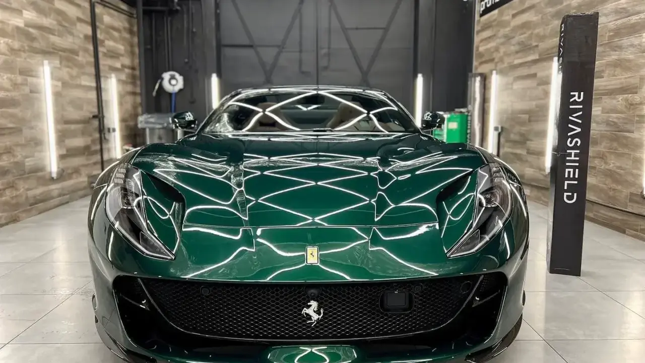 Lśniące, zielone Ferrari z powłoką ceramiczną na auto, prezentujące się w profesjonalnym studiu detailingowym.