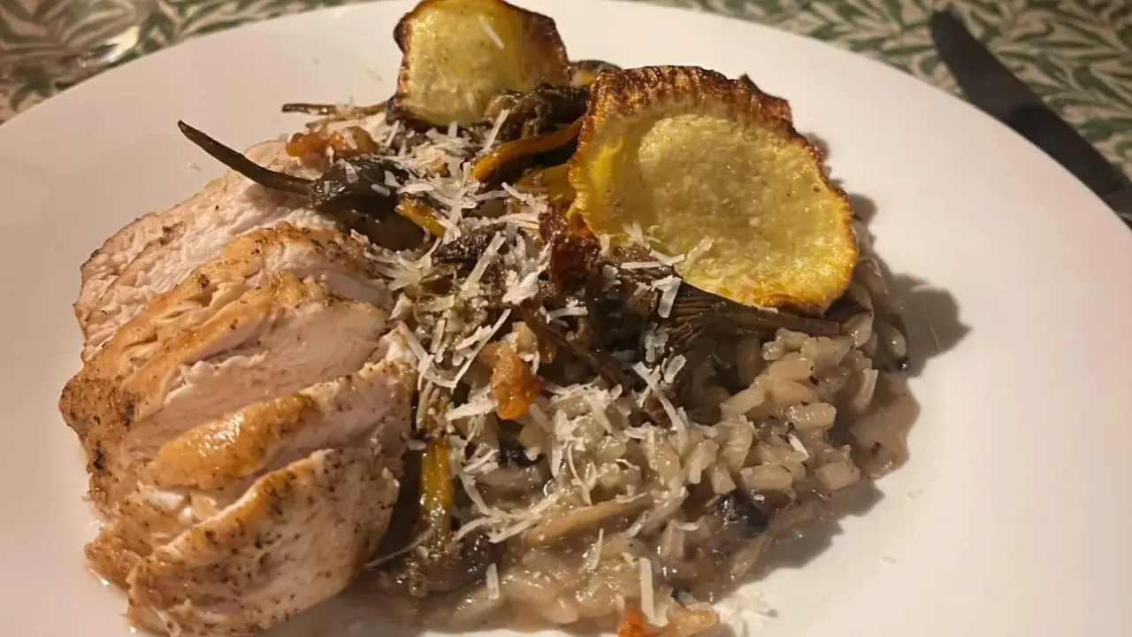En krämig svamprisotto med skivad kycklingfilé och krispiga potatisskal. Ett perfekt risotto recept för en mysig middag.