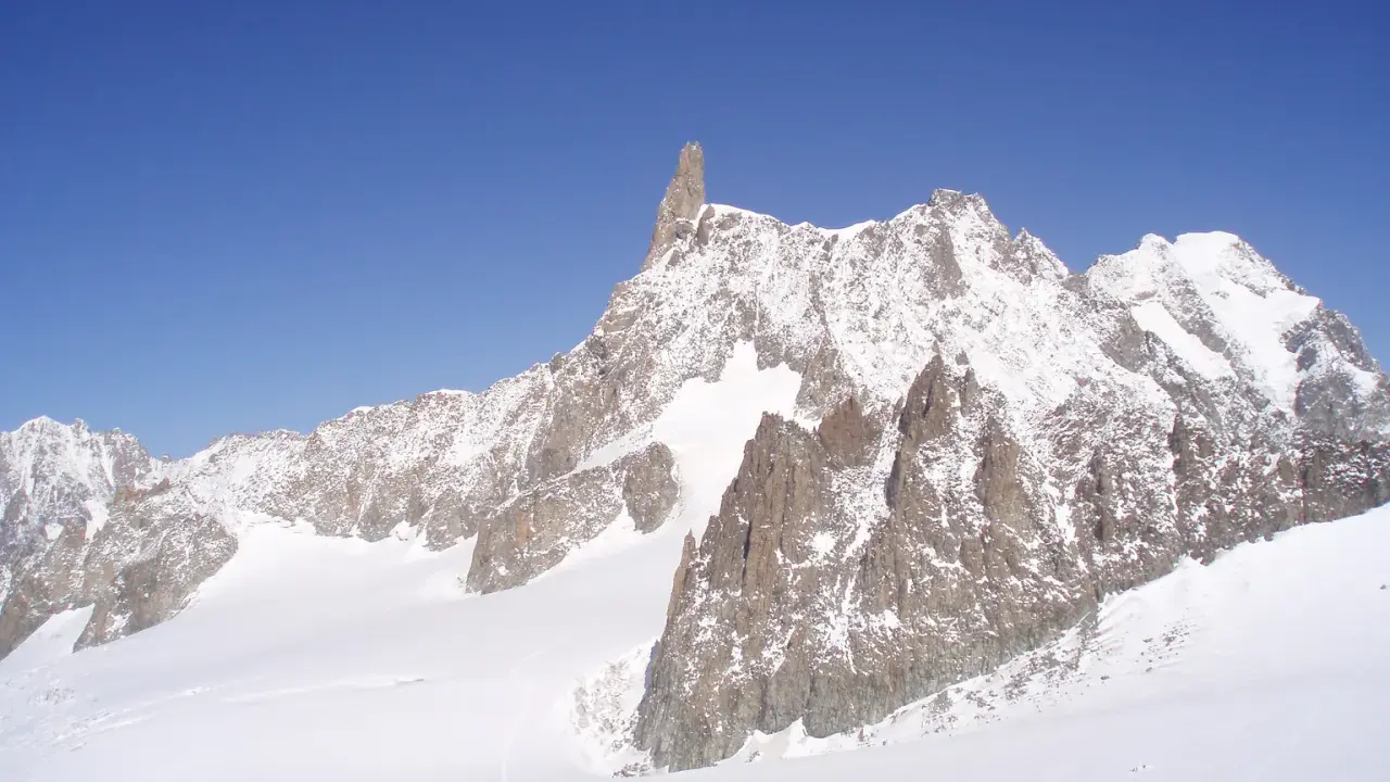 Majestatyczny, ośnieżony najwyższy szczyt w Europie to Mont Blanc (4810 m). Widok zapiera dech w piersiach!