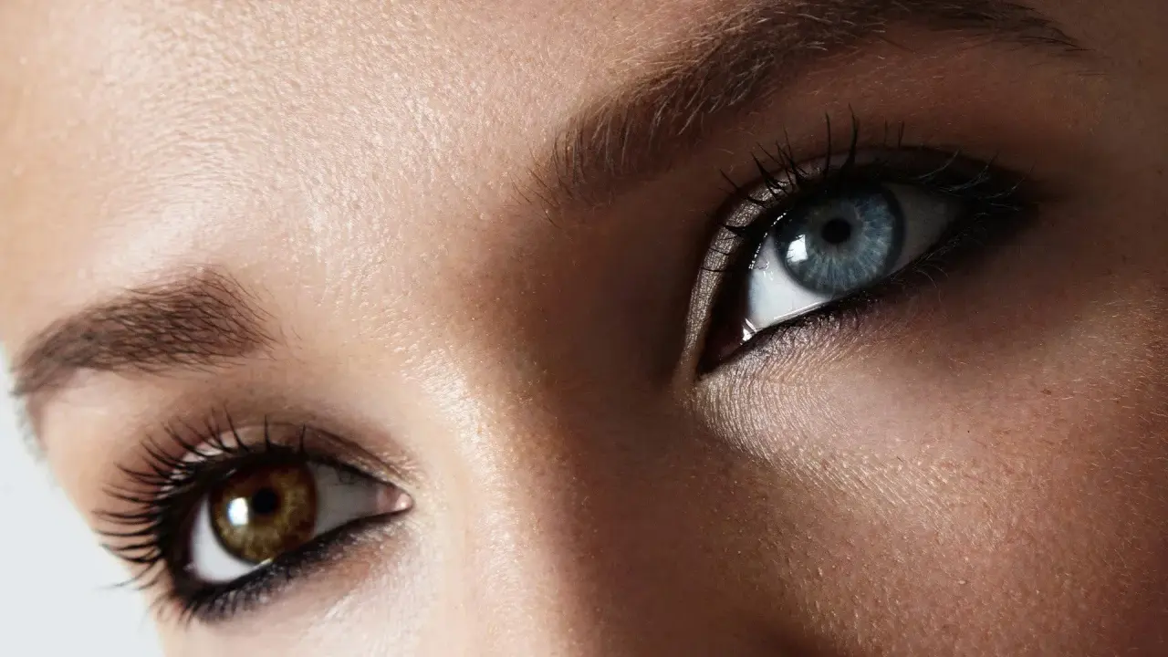 Oczy z heterochromią centralną: jedno niebieskie, drugie brązowe. Makijaż podkreśla ich niezwykły urok.