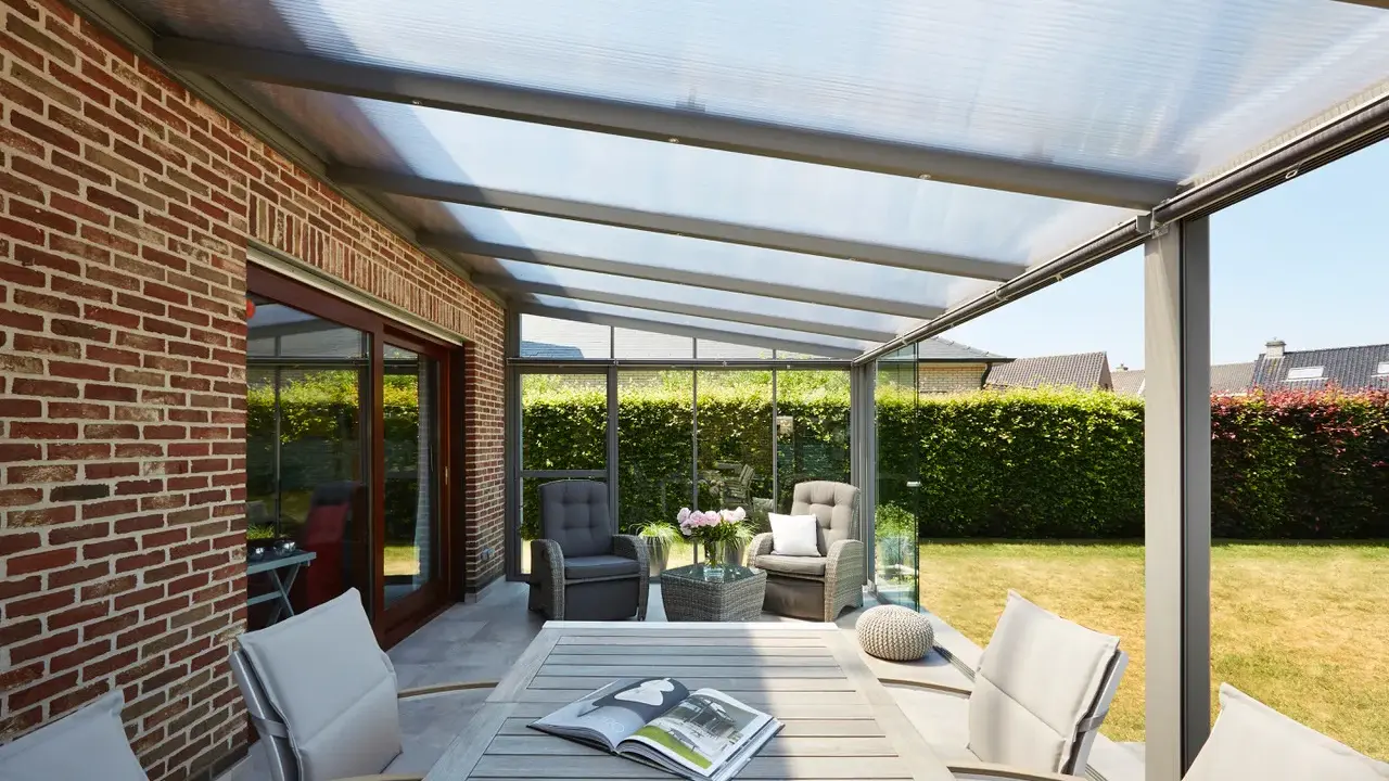 Une pergola moderne avec toit transparent, parfaite pour installer un salon extérieur confortable.