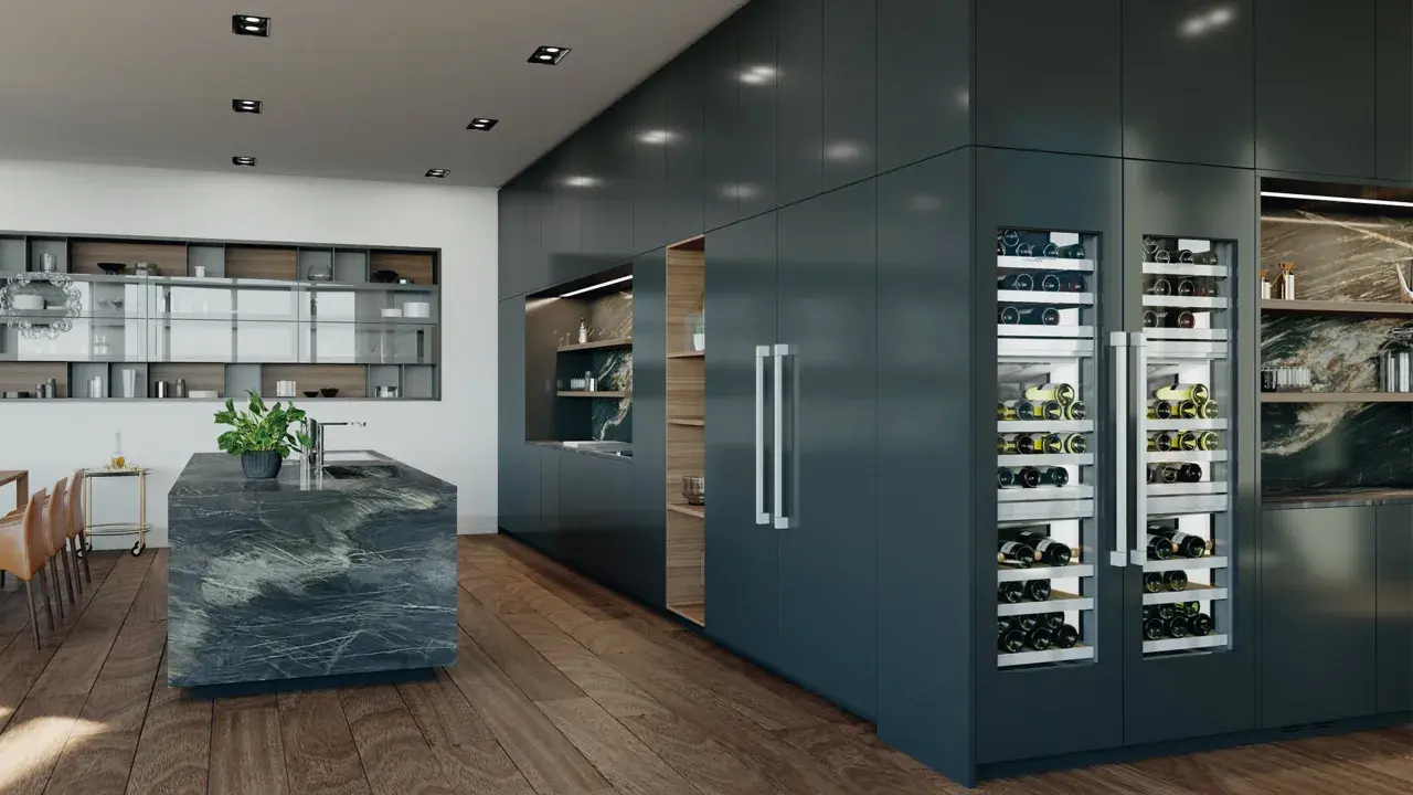 Moderne Küche mit Marmor-Insel und zwei Liebherr Hydro Breeze Weinkühlschränken, gefüllt mit Wein.