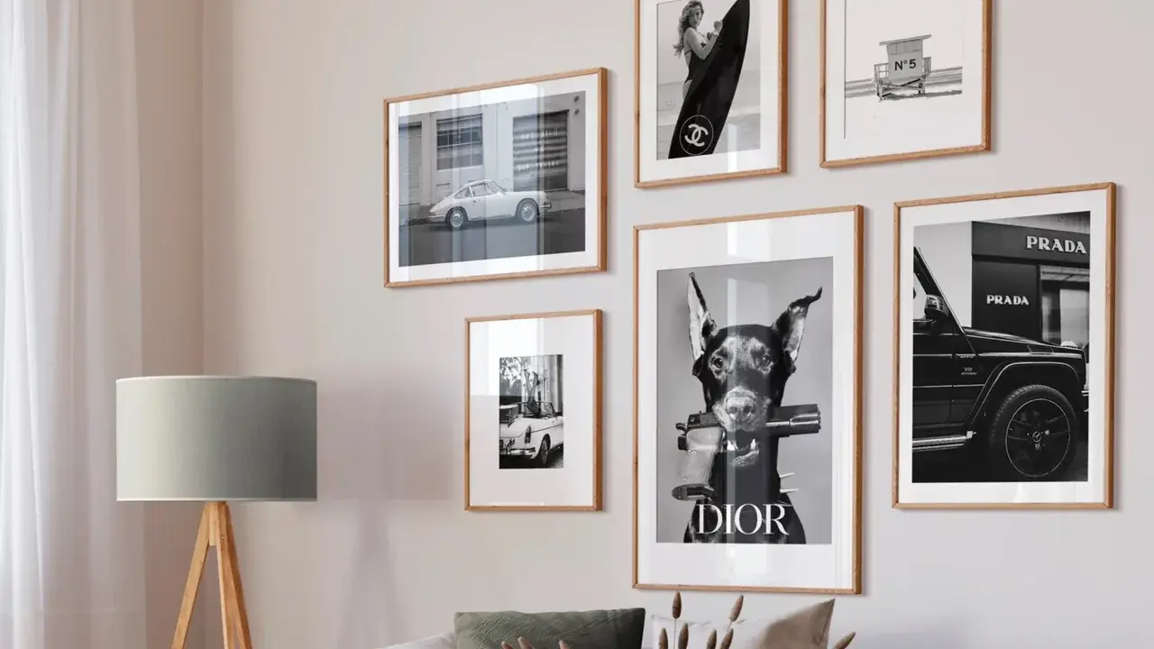 Galería de arte de pared con estilo: un coche clásico, una surfista, un perro con un arma y un coche de lujo. ¡Perfecto para tus láminas imprimibles gratis!