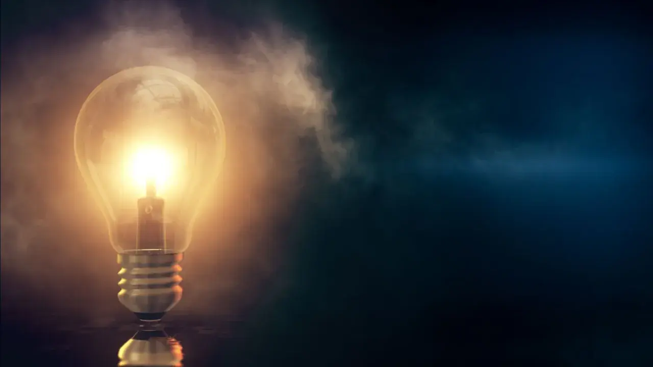 En glödande glödlampa lyser upp mörkret, en symbol för nya idéer och framtiden. Tänk att installera solceller för att fånga solens energi.