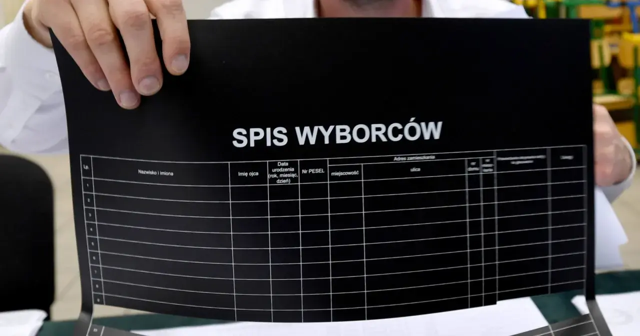 Ręce trzymają czarny dokument z napisem "SPIS WYBORCÓW". Widoczne kolumny do uzupełnienia, sugerujące dopisanie do spisu wyborców.