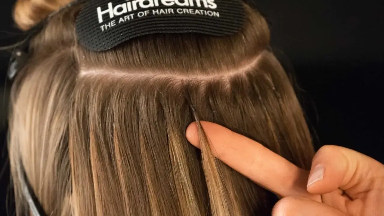 Nahaufnahme einer Haarverlängerung von Hairdreams. Informiere dich über die Hairdreams Extensions Preise für volles Haar.