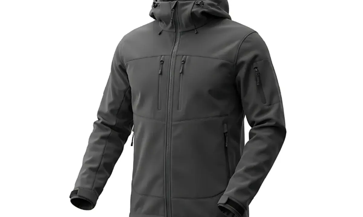 Szara kurtka softshell z kapturem i licznymi kieszeniami. Dowiedz się, jak prać softshell, by zachował swoje właściwości.