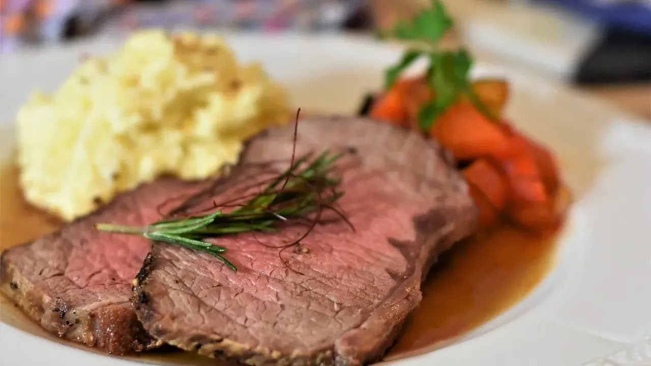 Skivad rostbiff, perfekt medium rare, serverad med krämigt potatismos och glaserade morötter. En härlig måltid!