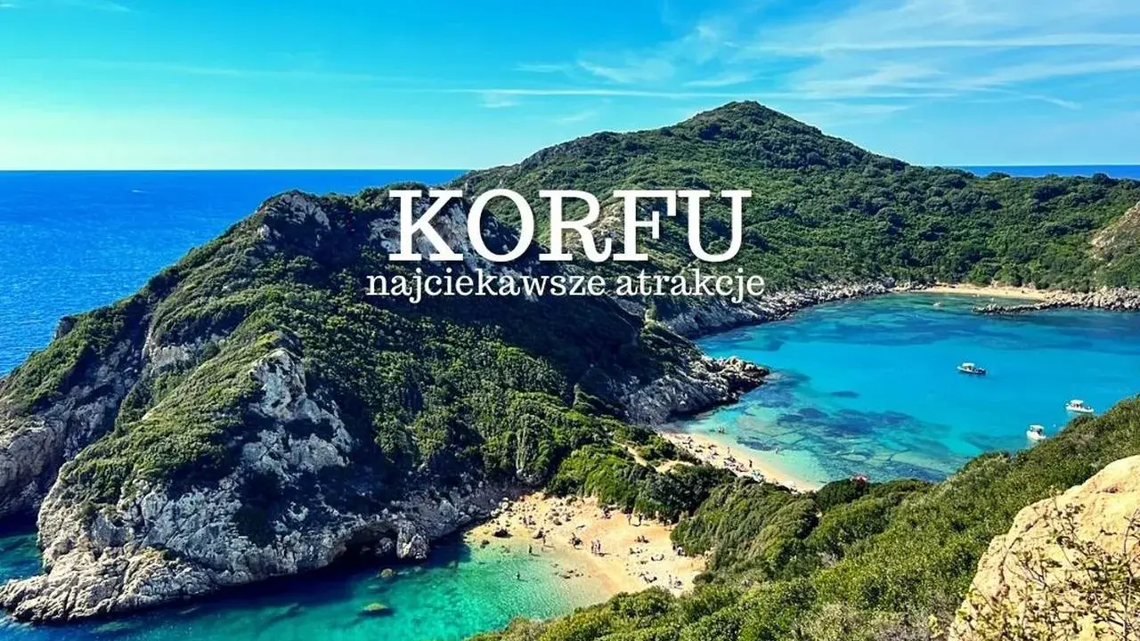 Korfu najpiękniejsze miejsca: malownicza zatoka z turkusową wodą, piaszczystą plażą i zielonymi wzgórzami.