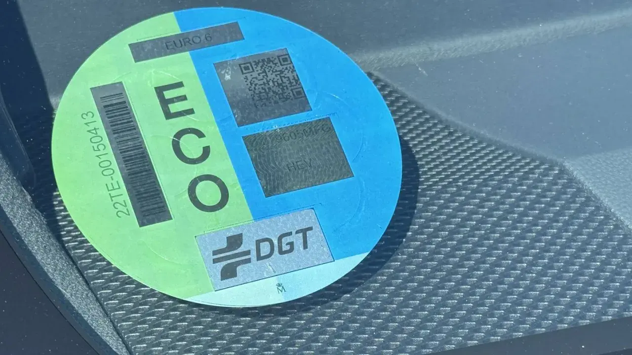 Etiqueta DGT ECO de un vehículo, con indicación EURO 6. Muestra un código QR y la clasificación HEV.