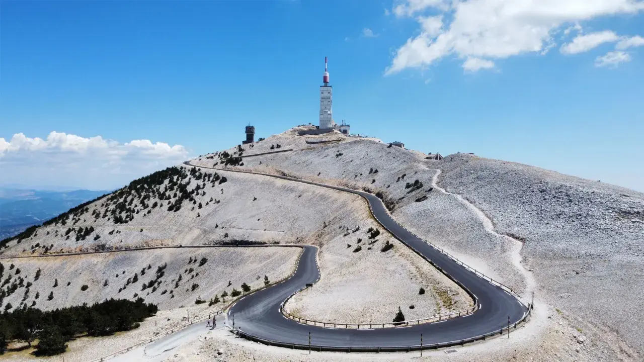 Kurvenreiche Straße zum Gipfel des Mont Ventoux, wo Radfahrer die Herausforderung des Rennradfahrens suchen.