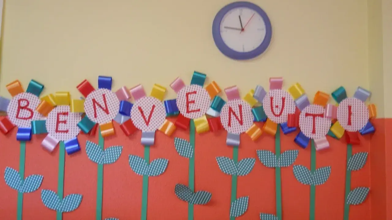 Fiori colorati con lettere formano la scritta "BENVENUTI", un'idea creativa per lavoretti di accoglienza.