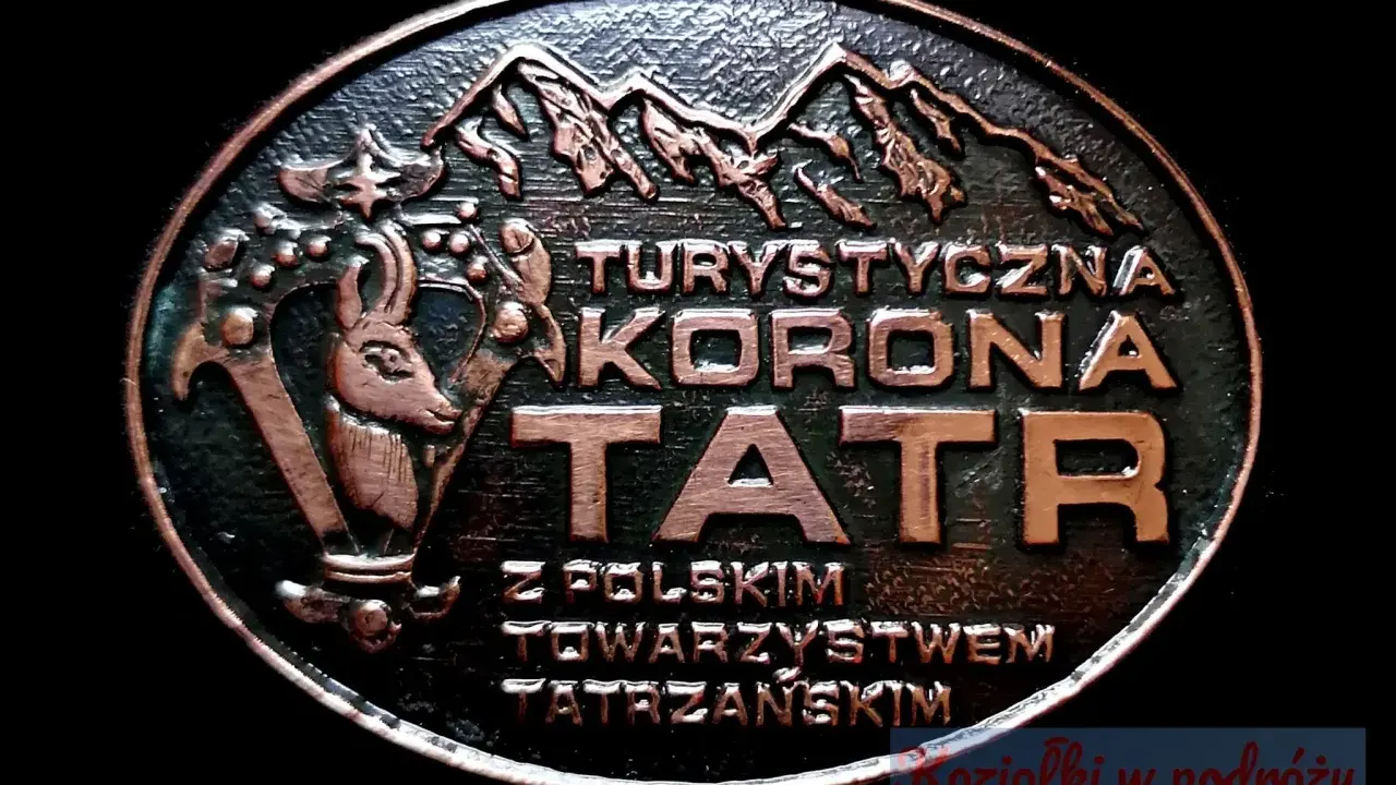 Okrągły medalion z napisem "Turystyczna Korona Tatr" i wizerunkiem kozicy. Symbolizuje zdobywanie szczytów i piękno Tatr.