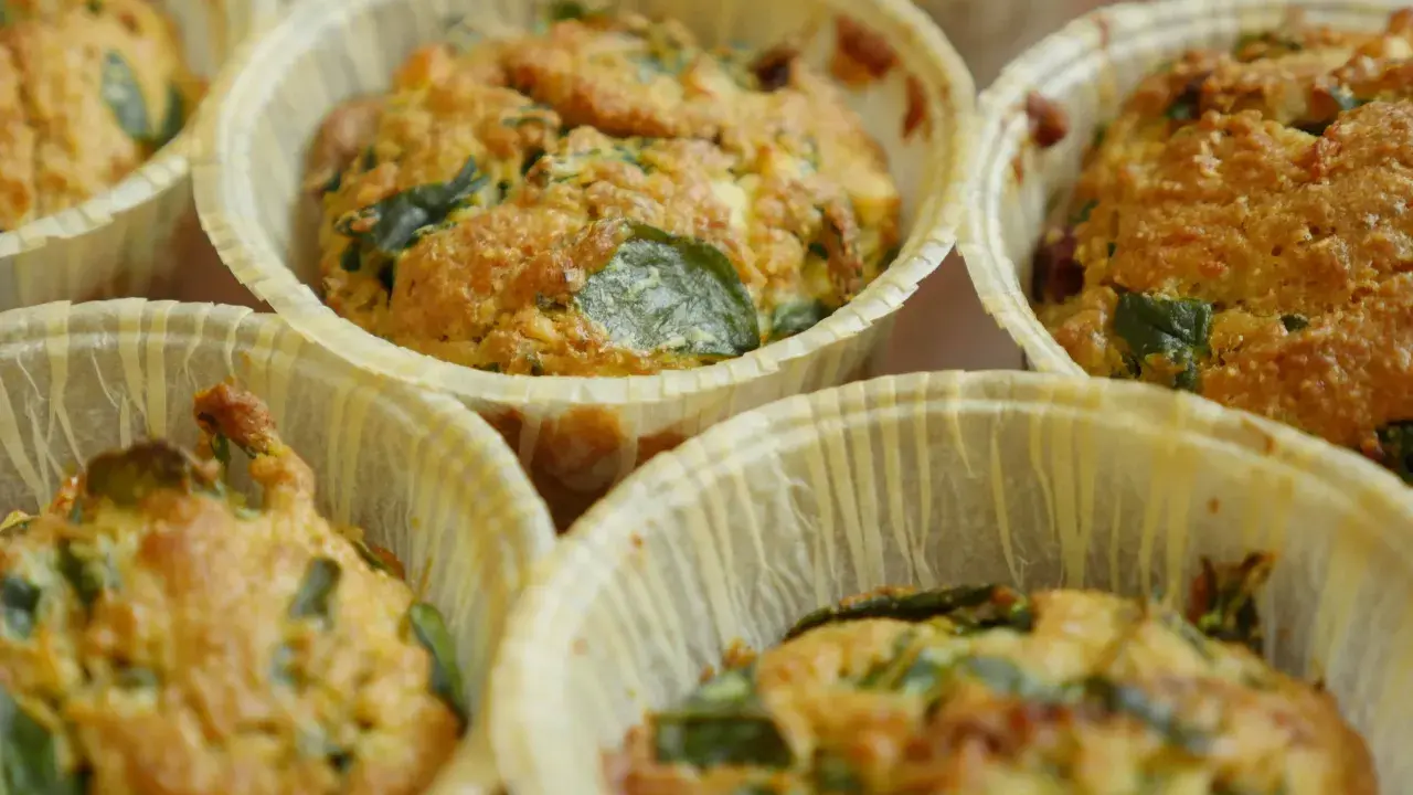 Nybakade matmuffins med spenat och ost, perfekta för ett snabbt mellanmål. Ett enkelt matmuffins recept att prova!