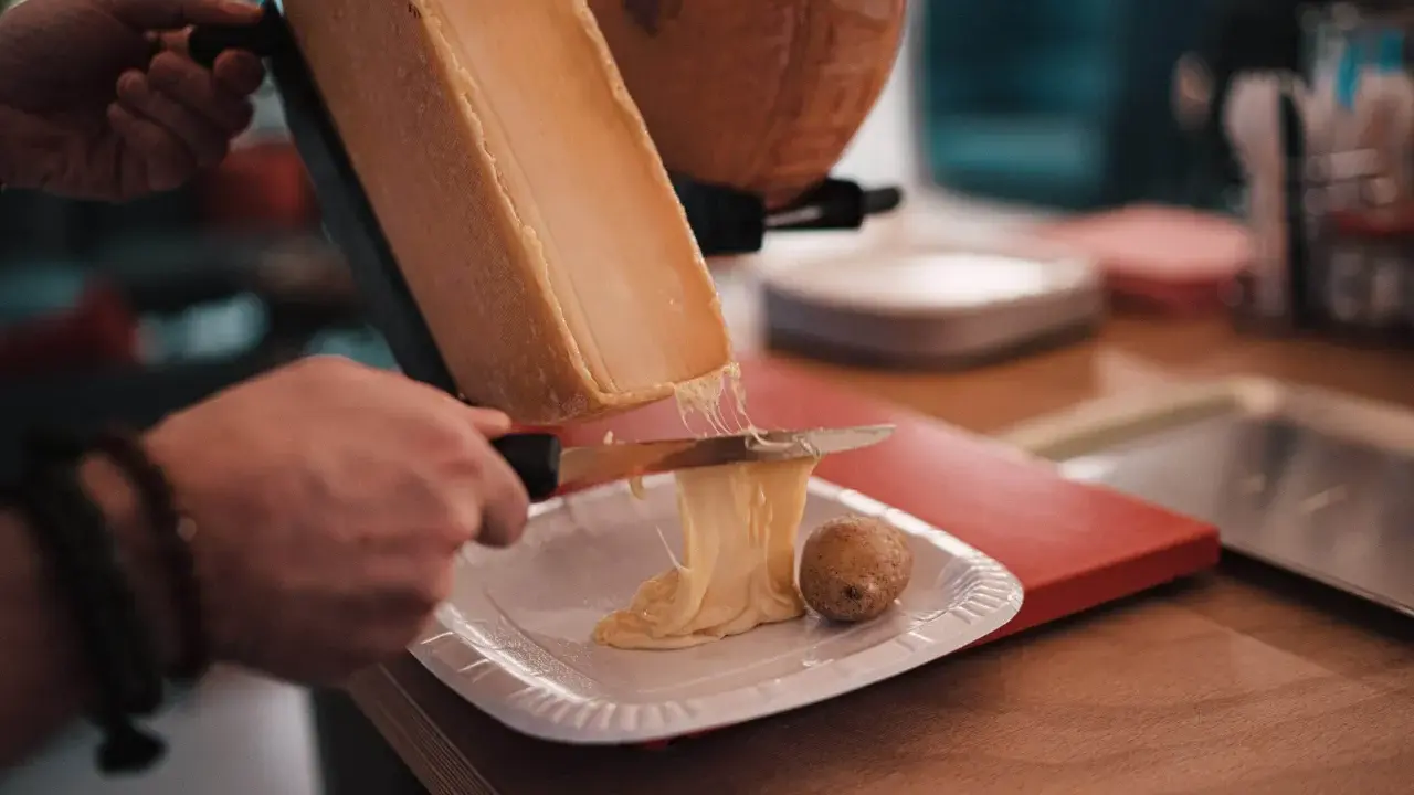 Raclette fondue dégoulinante, parfaite avec un verre de Pouilly Fumé. Un délice à partager.