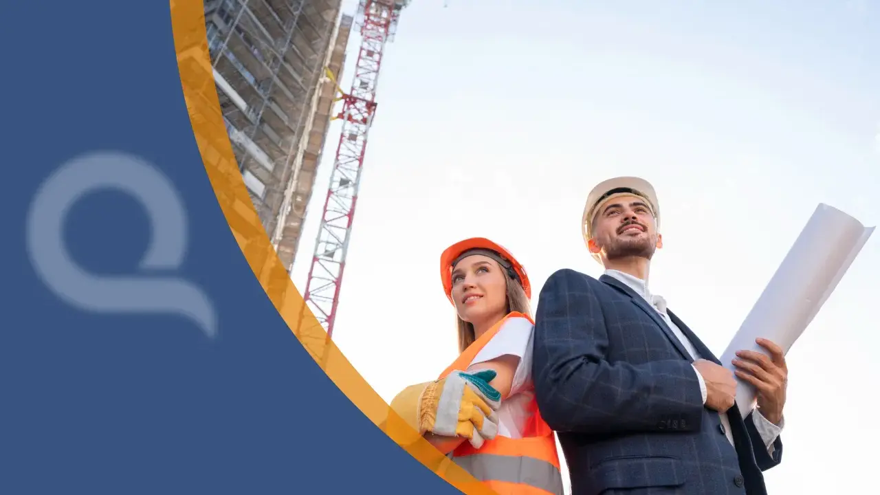 Ingegneri con caschi guardano un cantiere in costruzione. Uno tiene un progetto, l'altro indossa un giubbotto ad alta visibilità. Soa cos'è: un futuro che prende forma.