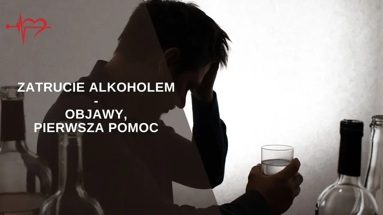 Mężczyzna z bólem głowy, otoczony butelkami, doświadcza zatrucia alkoholowego po małej ilości alkoholu. Tekst informuje o objawach i pierwszej pomocy.