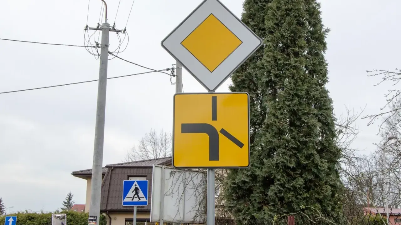 Znak "ustąp pierwszeństwa" i znak informujący o skrzyżowaniu. Czy jadąc drogą z pierwszeństwem trzeba włączać kierunkowskaz? Tak, zawsze!