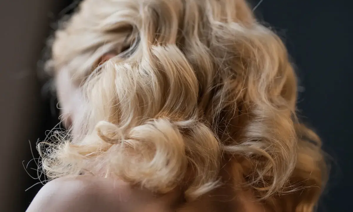 Piękne, blond fale na włosach. Dowiedz się, jak zrobić fale na włosach, by uzyskać taki efekt.