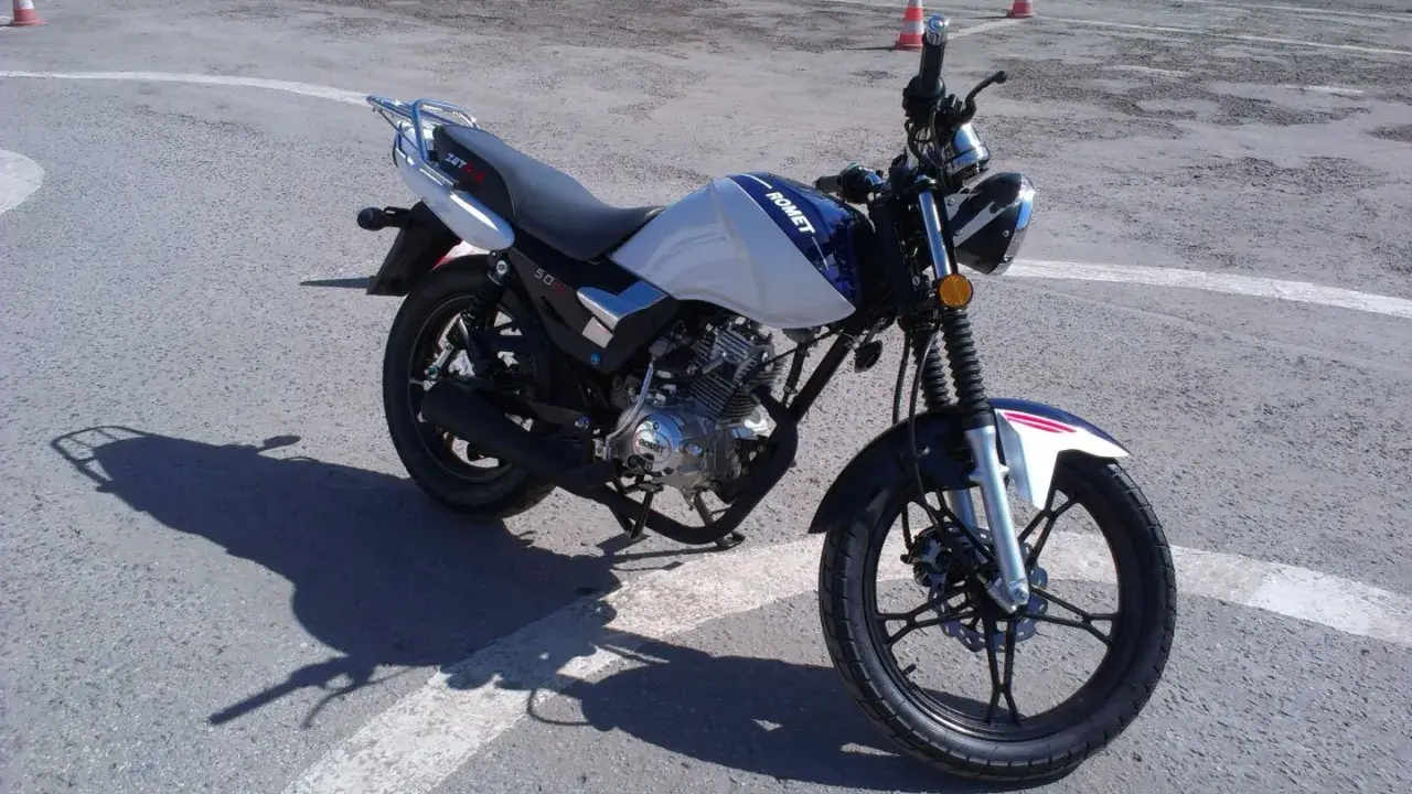 Motor Romet 50 na placu manewrowym, idealny do nauki jazdy na prawo jazdy B.