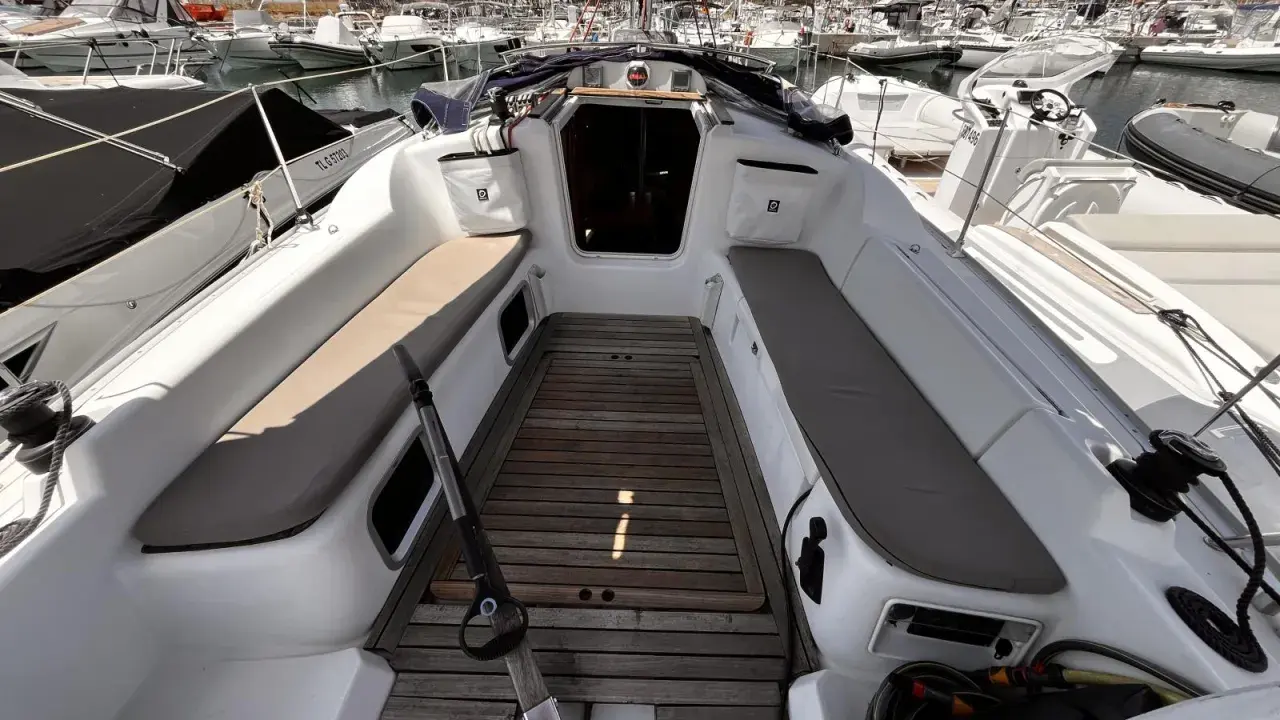 Cockpit d'un Sun Odyssey 32i, prêt pour l'aventure. Avis positifs sur ce voilier confortable et bien équipé.