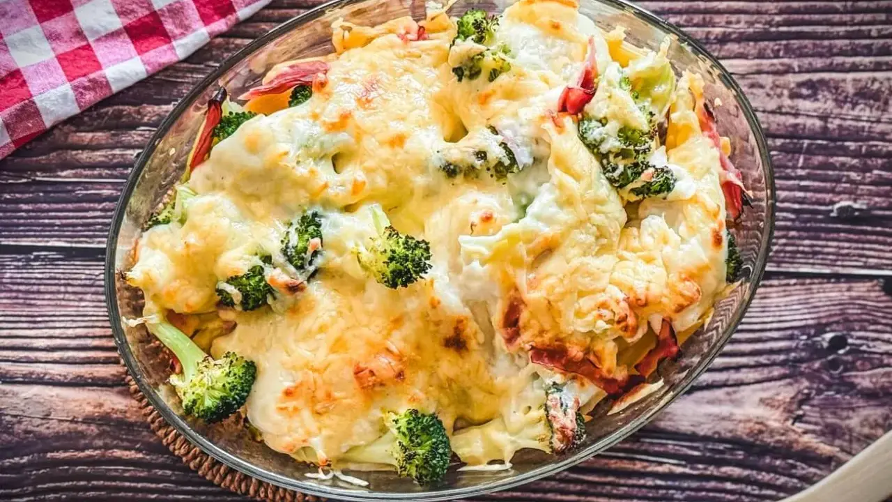 Heißer Brokkoli Nudel Auflauf mit geschmolzenem Käse in einer Glasschüssel, bereit zum Servieren.