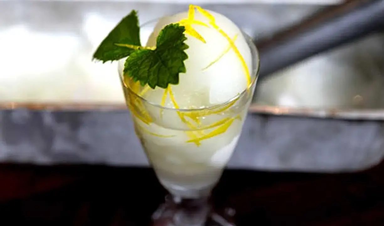 En läcker citronsorbet, perfekt för ett enkelt lubb recept. Garnerad med mynta och citronskal.