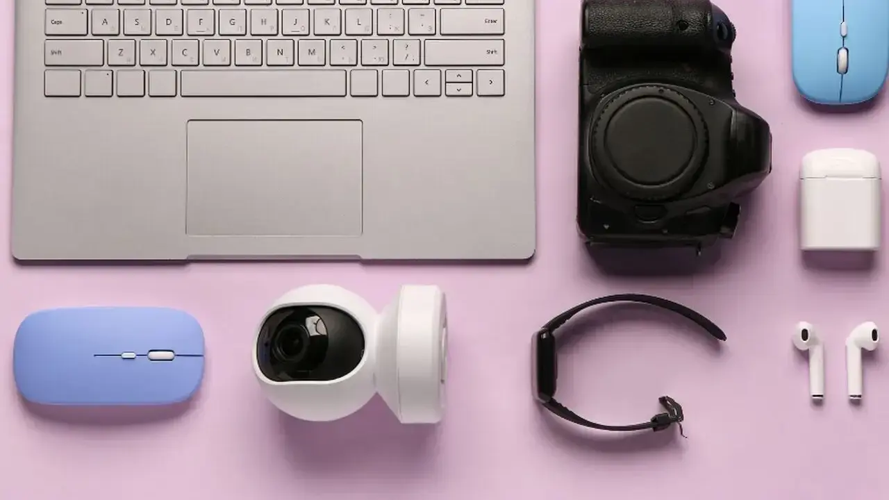 Laptop, aparat, kamerka, myszki, słuchawki i smartwatch – to wszystko, co spakować na wakacje, by uwiecznić wspomnienia i pozostać w kontakcie.