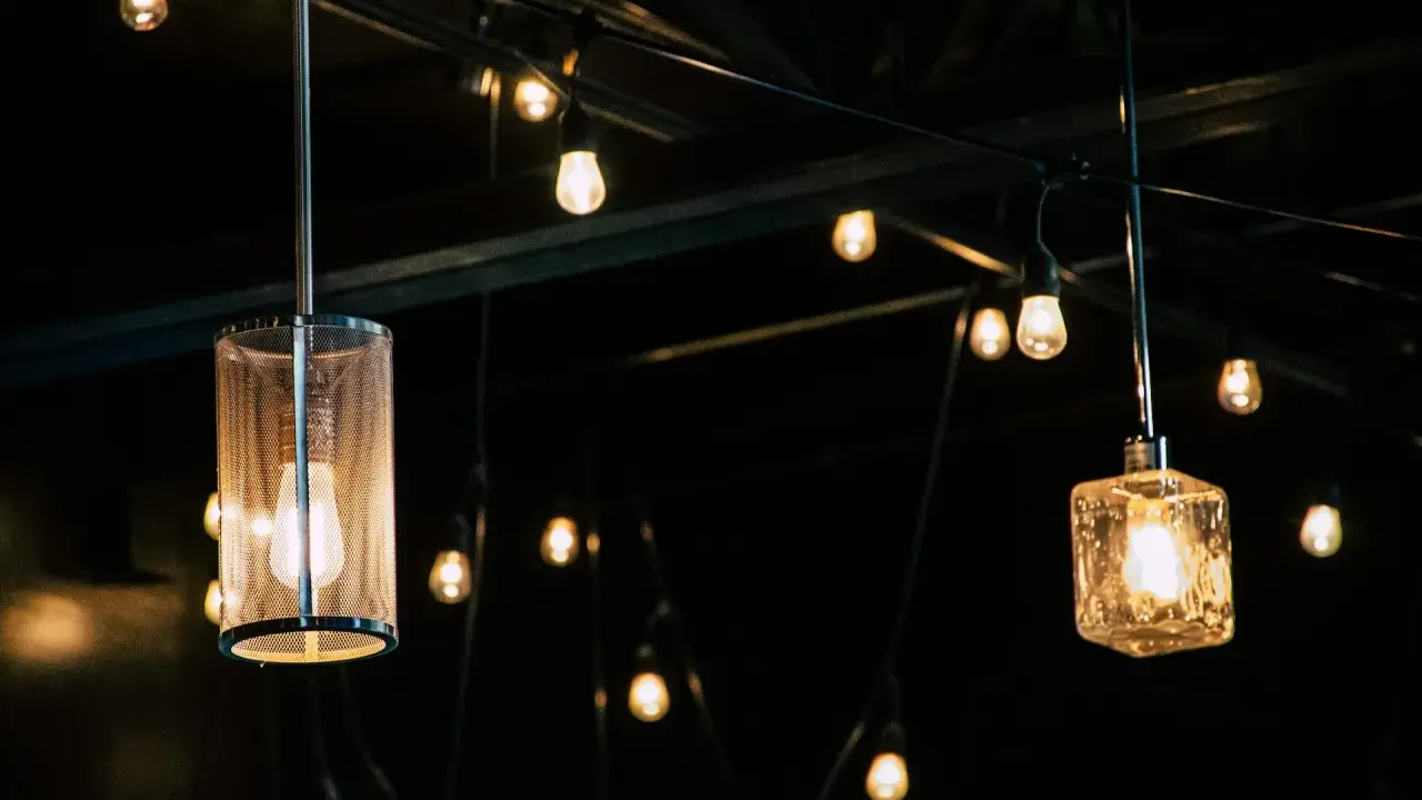 Wiszące lampy tworzą ciepłą atmosferę. Ich **lumeny** i **kelwiny** tworzą przytulne światło.