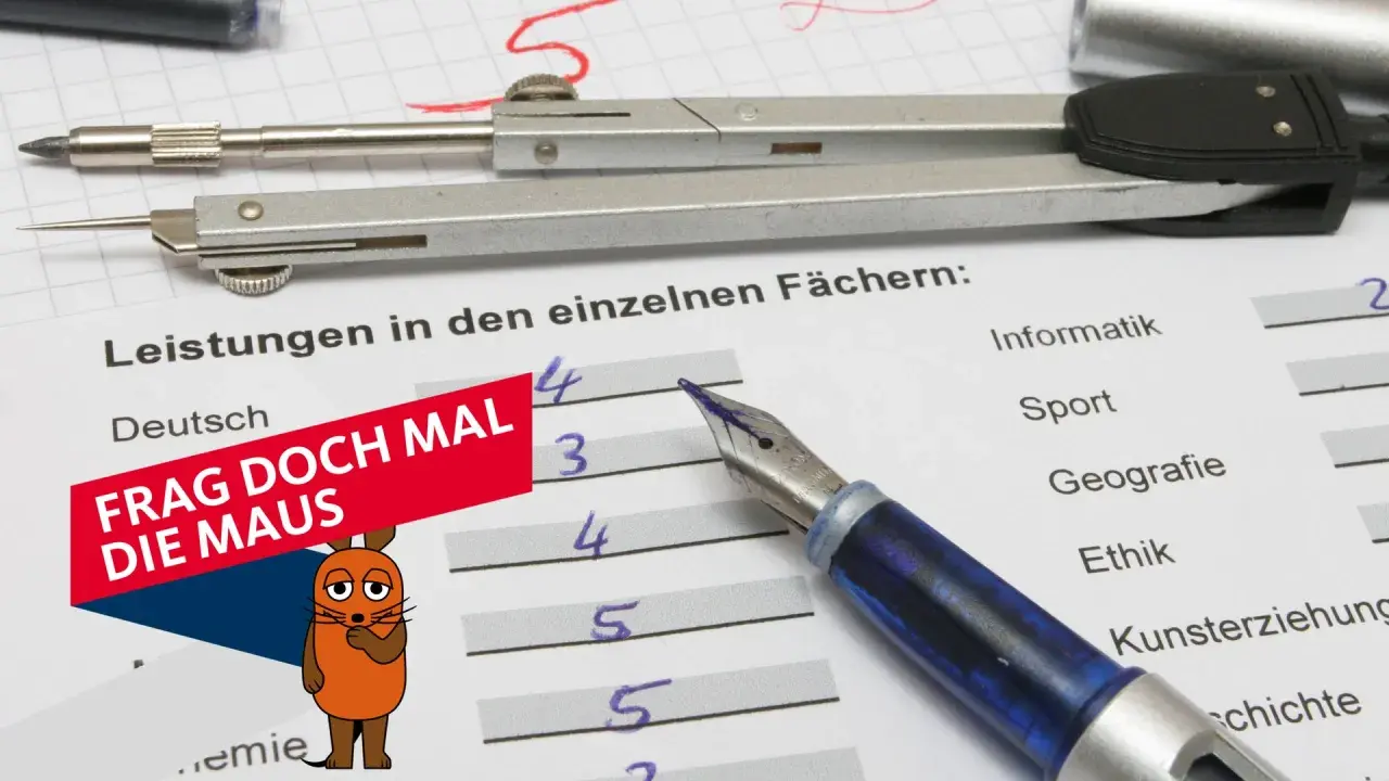 Zeugnis mit Noten in Worten. Ein Zirkel und ein Füller liegen auf dem Blatt. Die Maus fragt: "Frag doch mal die Maus".