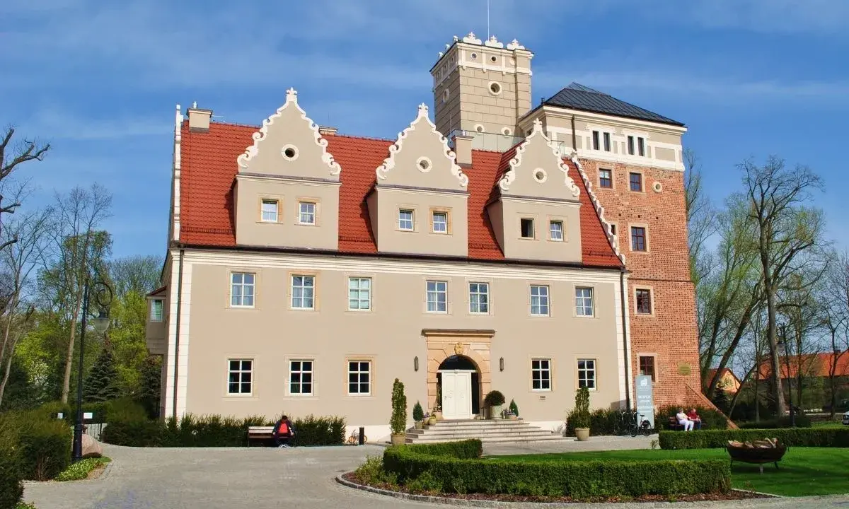 Zamek w Krobielowicach, jedna z atrakcji do 30 km od Wrocławia, zaprasza do zwiedzania.