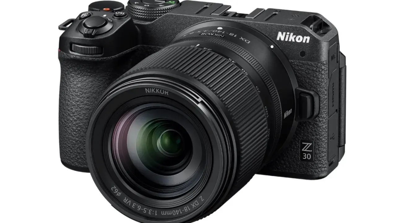 Nikon Z30 test: aparat z obiektywem Nikkor Z DX 18-140mm, idealny do vlogowania i podróży.