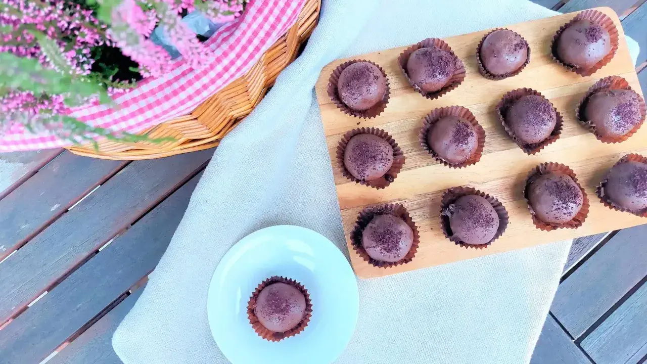 Czekoladowe cake pops posypane kakao. Idealne na deser, gdy szukasz prostego cake pops przepis.
