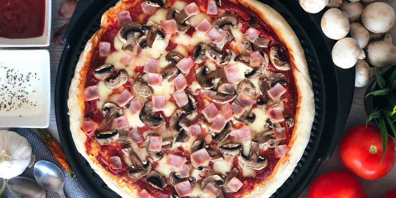 Z czym jest pizza capriciosa? Odkryj jej składniki i smaki