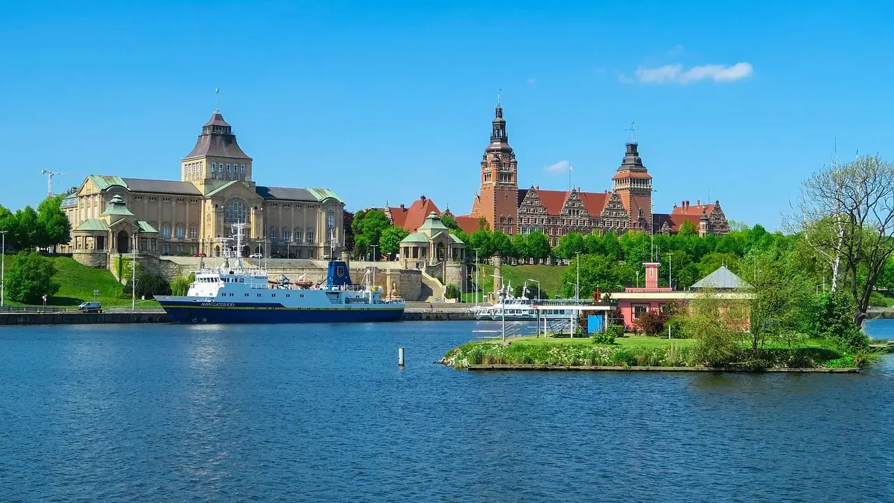 Widok na Odrę i zabytkowe budynki, w tym Muzeum Narodowe. Idealne miejsce, by zobaczyć w Szczecinie!