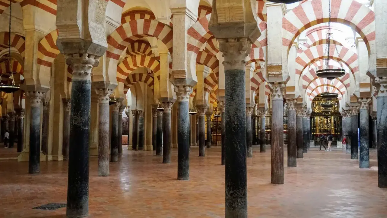 Die Mezquita-Kathedrale von Córdoba, eine spanische Kathedrale Moschee, beeindruckt mit ihren unzähligen Säulen und rot-weißen Bögen.