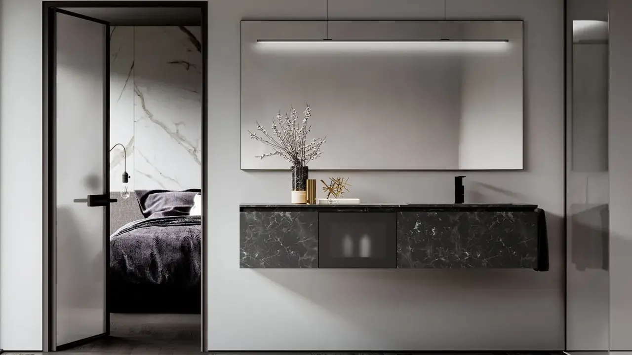 Arredamento moderno per un bagno cieco: mobile sospeso in marmo nero, specchio con illuminazione integrata e porta scorrevole che rivela una camera da letto elegante.