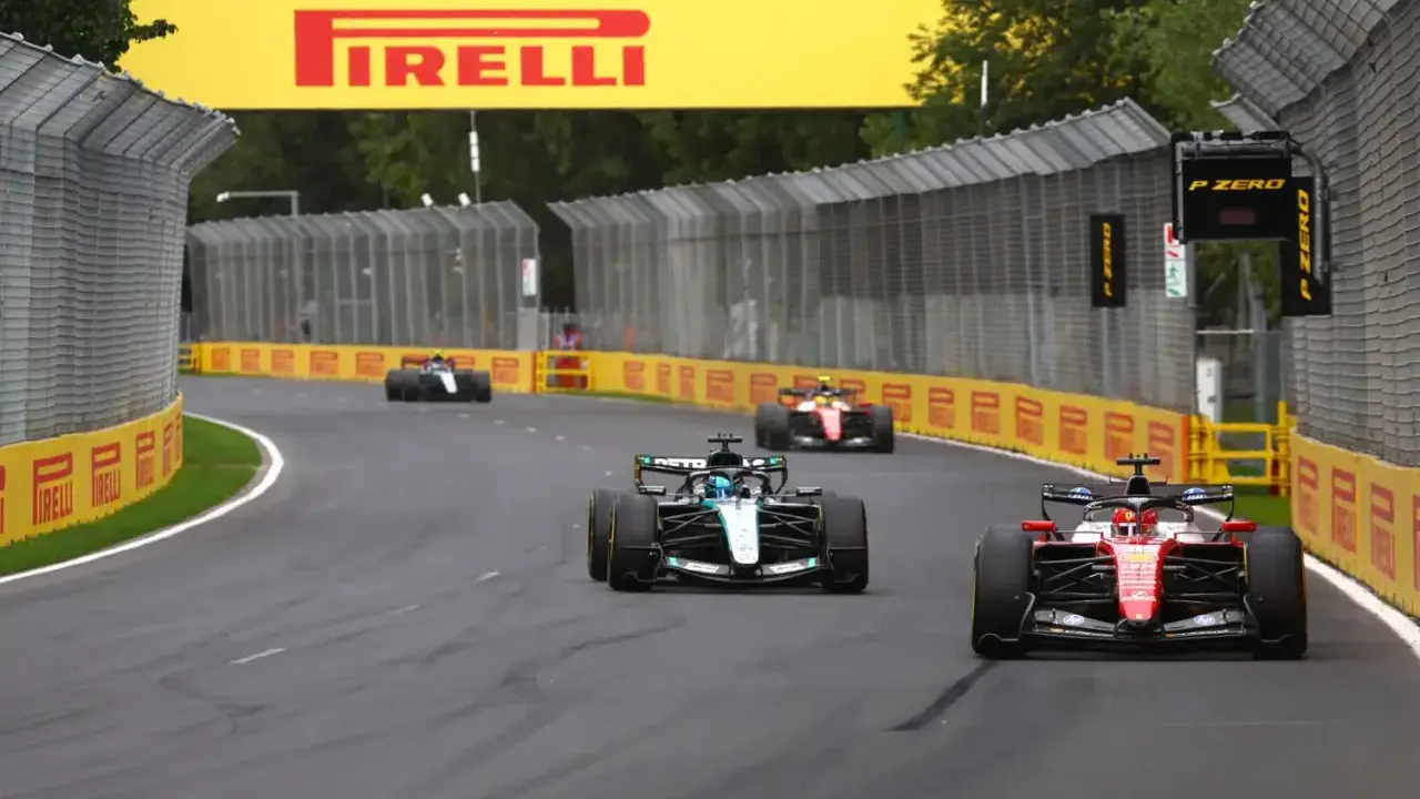 Coches de Fórmula 1 compiten en una curva, con el cartel de Pirelli al fondo. ¡Emocionantes noticias de Fórmula 1!