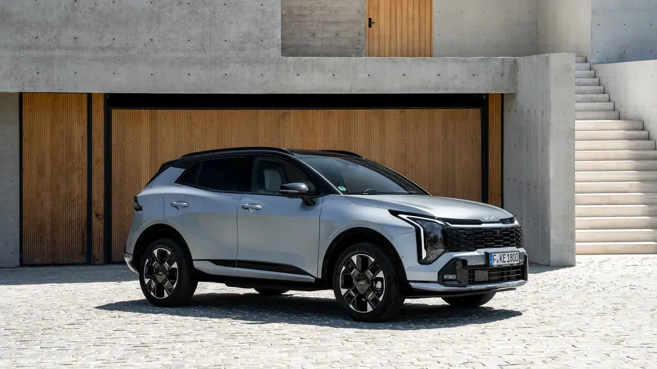 Nowy Kia Sportage Hybrid lśni w nowoczesnym otoczeniu. Elegancki design i hybrydowy napęd to idealne połączenie dla miłośników innowacji.